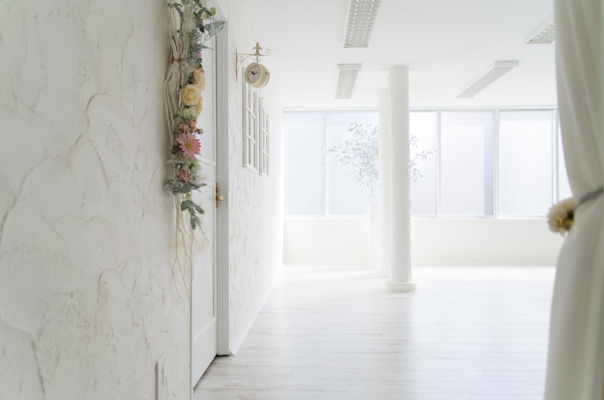 大阪の撮影スタジオ「studio 3+」。自然光が沢山入る、ポートレートやウェディング・マタニティ撮影に最適なレンタルスタジオ。