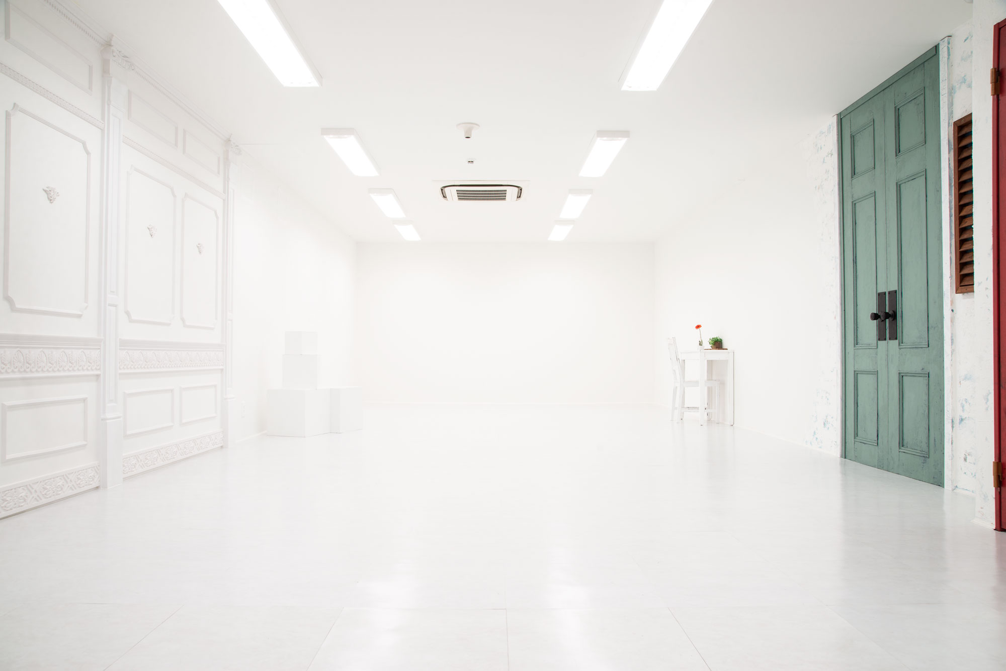 大阪の撮影スタジオ「studio 8」。白ホリ風なスタジオで商用撮影やイベントに最適なレンタルスタジオ。