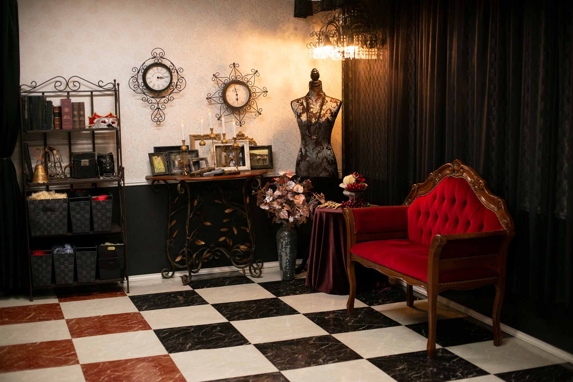 大阪の撮影スタジオ「studio G」。ゴシック調なスタジオで、コスプレや宣材・パネル撮影、グラビア風な撮影に最適なレンタルスタジオ。