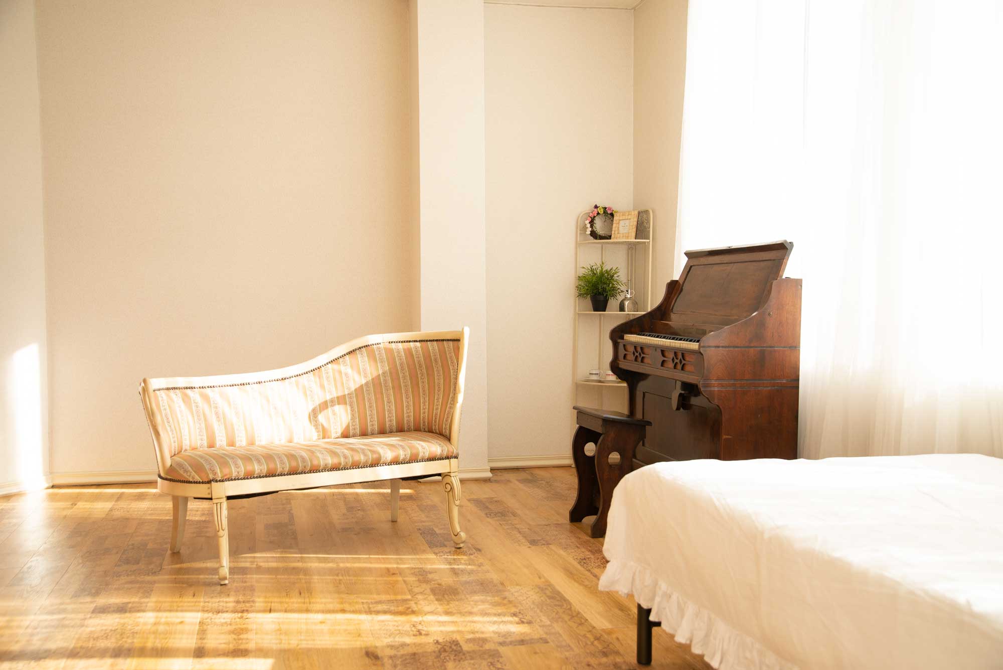 大阪の撮影スタジオ「studio I」。自然光が入るアンティークスタジオ。コスプレ・ポートレート撮影に最適なレンタルスタジオ。